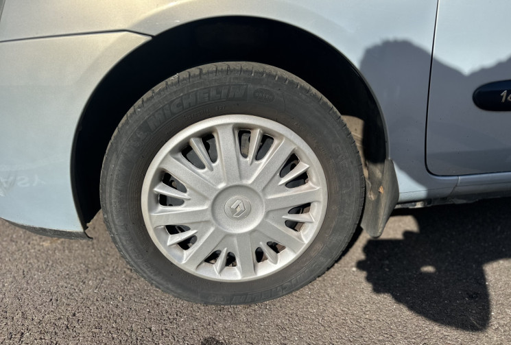 Renault Clio II 5 Portes Phase 2 1.2 i 16V 75 cv