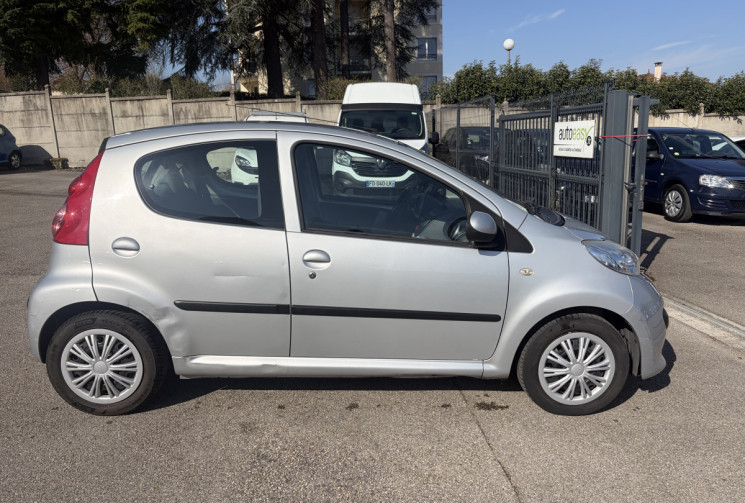 Peugeot 107 1.0 / 68 CH / TRENDY / CLIM 