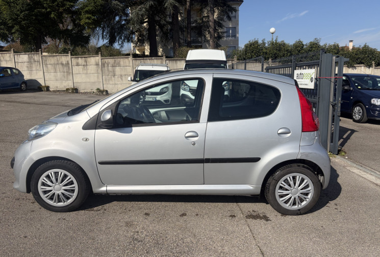 Peugeot 107 1.0 / 68 CH / TRENDY / CLIM 