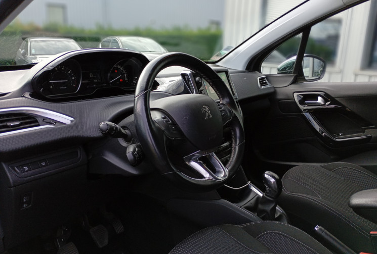 Peugeot 208 1.2 essence 84ch Allure / Distribution OK