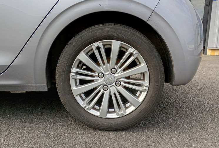 Peugeot 208 1.2 essence 84ch Allure / Distribution OK