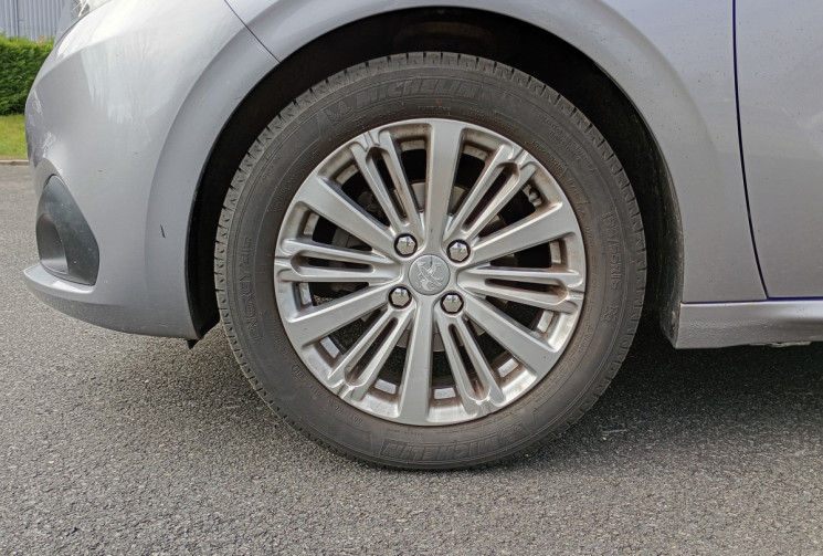 Peugeot 208 1.2 essence 84ch Allure / Distribution OK