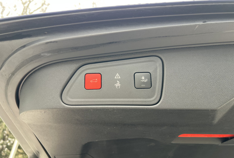 Peugeot 3008 2.0 BlueHDi 180 EAT8 GT / Toit Ouvrant / Suivi Complet / Carplay 