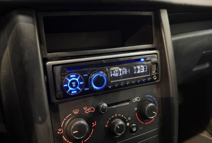 Peugeot 207 1,4i 75 ACCESS + Attelage + régulateur - Première main / Distri OK 