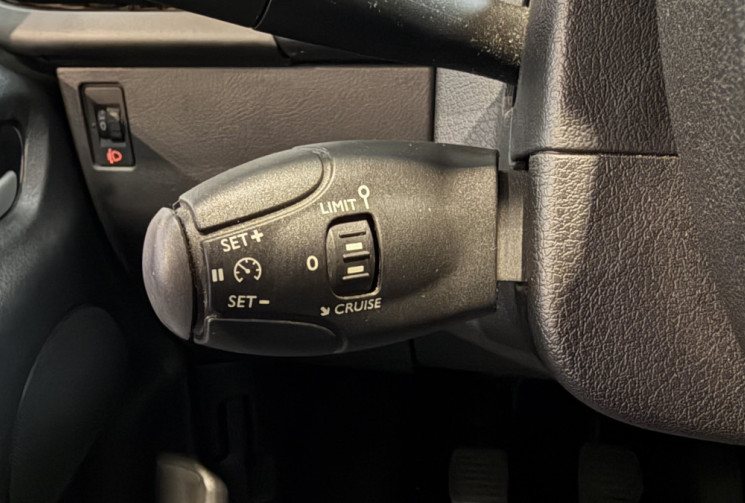 Peugeot 207 1,4i 75 ACCESS + Attelage + régulateur - Première main / Distri OK 