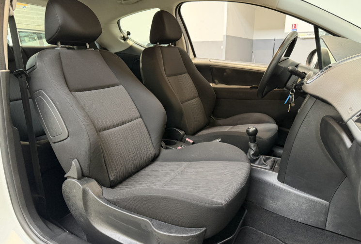 Peugeot 207 1,4i 75 ACCESS + Attelage + régulateur - Première main / Distri OK 
