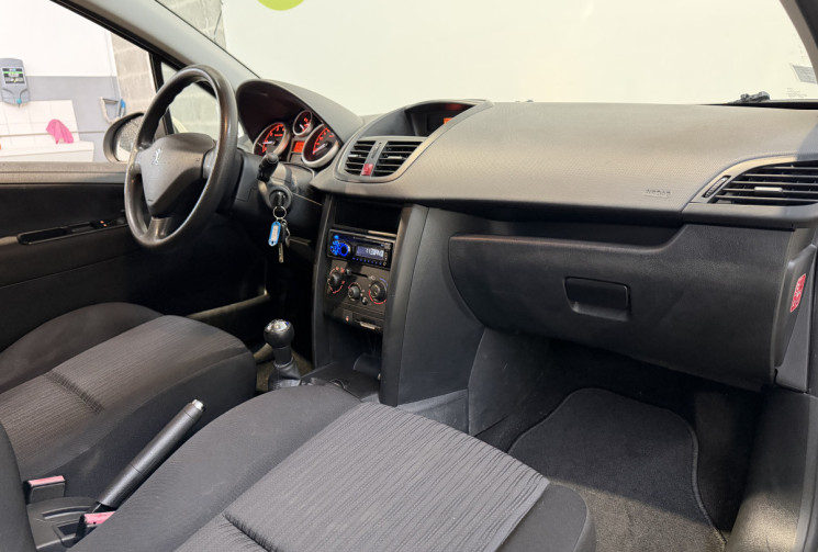Peugeot 207 1,4i 75 ACCESS + Attelage + régulateur - Première main / Distri OK 