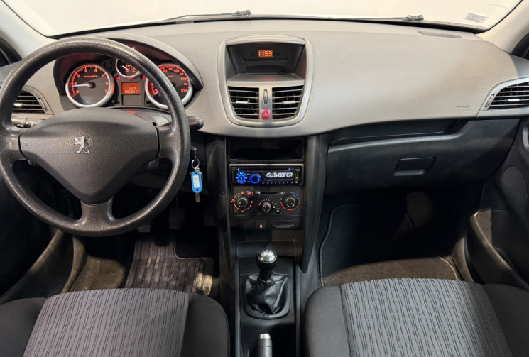 Peugeot 207 1,4i 75 ACCESS + Attelage + régulateur - Première main / Distri OK 