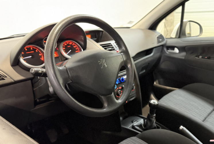 Peugeot 207 1,4i 75 ACCESS + Attelage + régulateur - Première main / Distri OK 