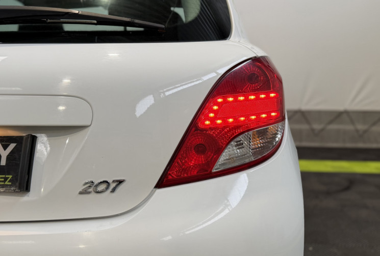 Peugeot 207 1,4i 75 ACCESS + Attelage + régulateur - Première main / Distri OK 