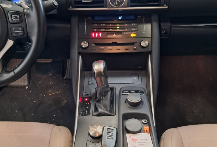 Lexus IS III Phase 2 300h 2.5 223 PACK BUSINESS  - 2eme main -  ENTRETIEN SUIVI  -  