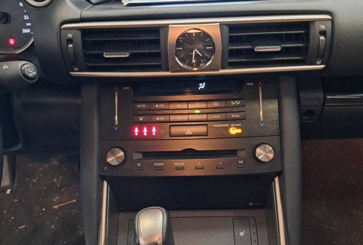 Lexus IS III Phase 2 300h 2.5 223 PACK BUSINESS  - 2eme main -  ENTRETIEN SUIVI  -  