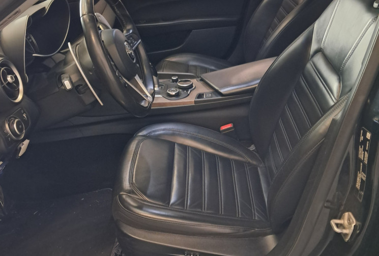 Alfa Romeo Giulia 2.0 TB 200ch Lusso AT8 - TOUTES OPTIONS - ENTRETIEN SUIVI -