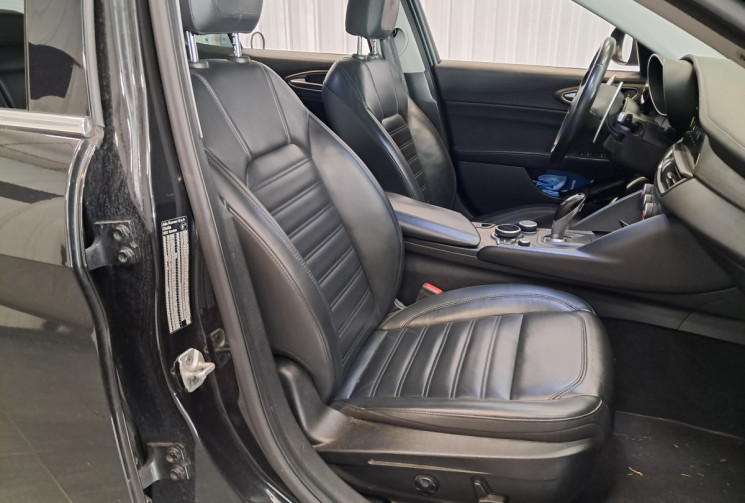Alfa Romeo Giulia 2.0 TB 200ch Lusso AT8 - TOUTES OPTIONS - ENTRETIEN SUIVI -