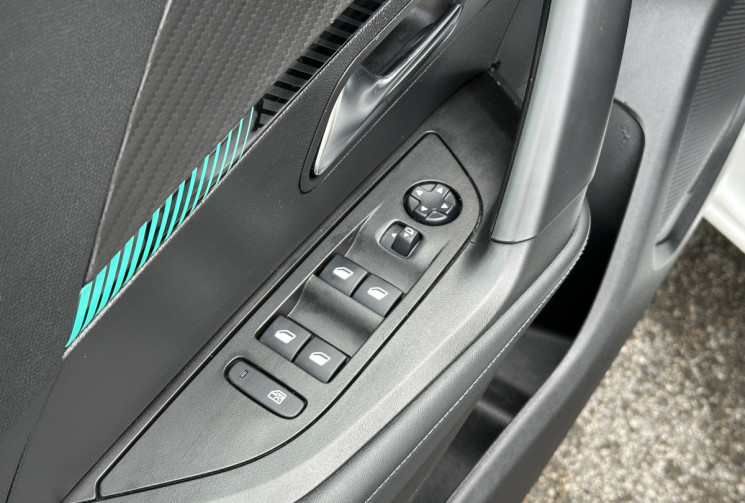 Peugeot 2008 ALLURE 1.5 HDI 130 EAT8 / Carplay / Cockpit 3D / Camera / FULL Entretien  