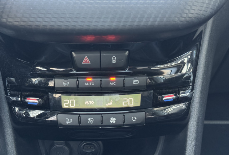 Peugeot 2008 1.2 110 CROSSWAY * TOIT PANO * ATTELAGE * FULL ENTRETIEN * DISTRI OK * GARANTIE 6 MOIS