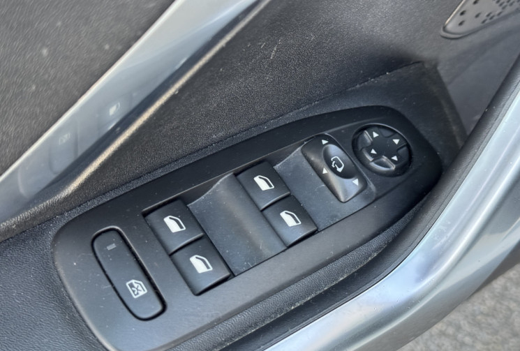 Peugeot 2008 1.2 110 CROSSWAY * TOIT PANO * ATTELAGE * FULL ENTRETIEN * DISTRI OK * GARANTIE 6 MOIS