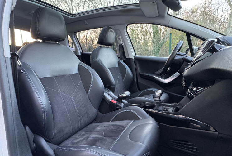 Peugeot 2008 1.2 110 CROSSWAY * TOIT PANO * ATTELAGE * FULL ENTRETIEN * DISTRI OK * GARANTIE 6 MOIS