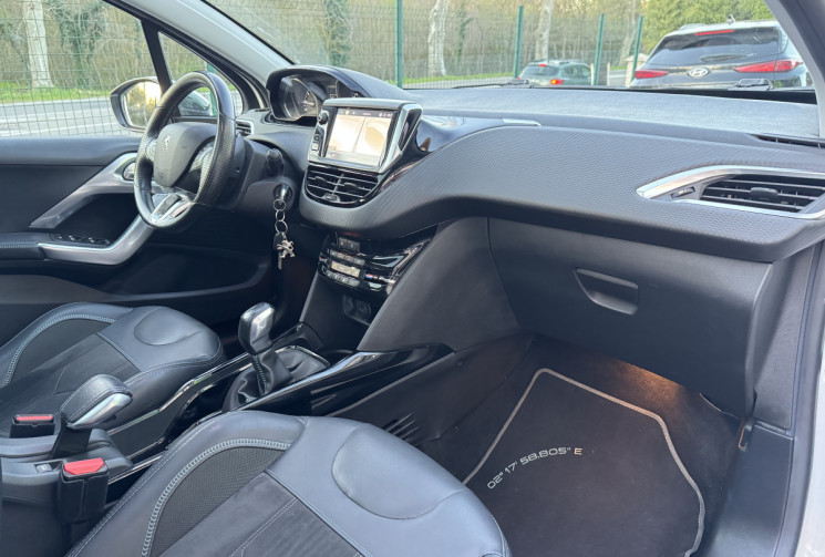 Peugeot 2008 1.2 110 CROSSWAY * TOIT PANO * ATTELAGE * FULL ENTRETIEN * DISTRI OK * GARANTIE 6 MOIS