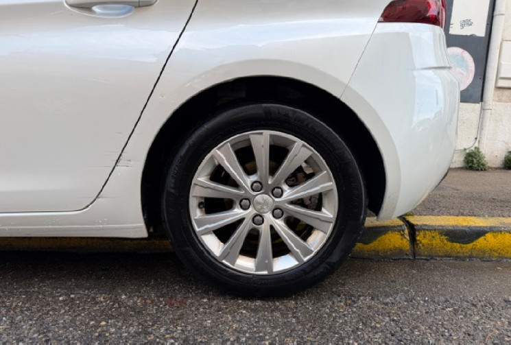 Peugeot 308 style 1.2 110 cv 2em main / CARPLAY / DISTRIBUTION NEUVE CHEZ PEUGEOT 