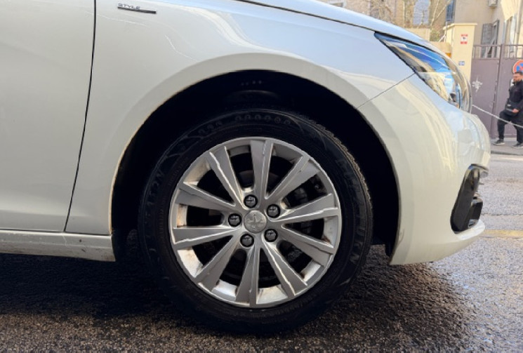 Peugeot 308 style 1.2 110 cv 2em main / CARPLAY / DISTRIBUTION NEUVE CHEZ PEUGEOT 