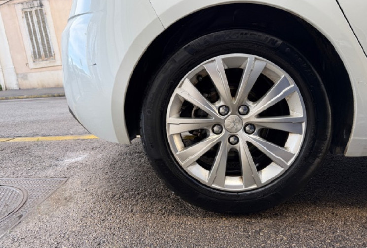 Peugeot 308 style 1.2 110 cv 2em main / CARPLAY / DISTRIBUTION NEUVE CHEZ PEUGEOT 