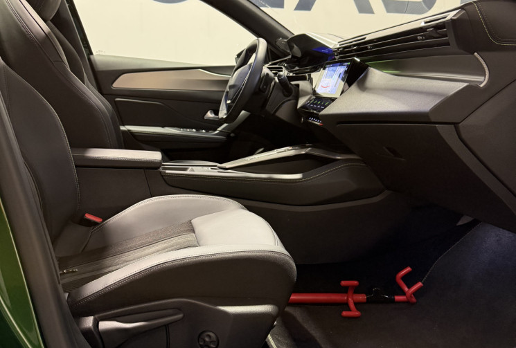 Peugeot 308 GT 1.2 130 EAT8 Toit ouvrant / sièges alcantara surpiqûres vertes / Hifi Focal
