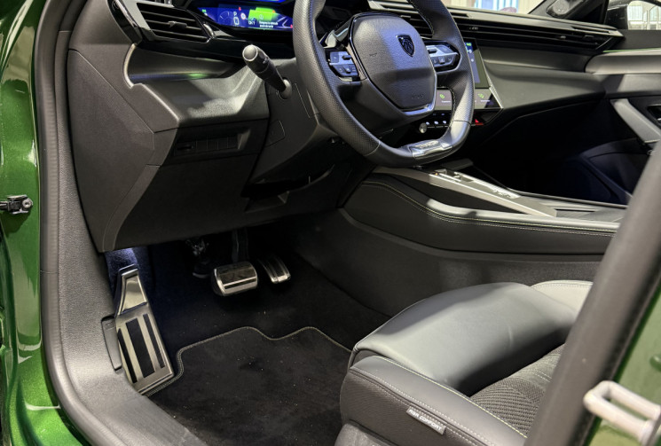 Peugeot 308 GT 1.2 130 EAT8 Toit ouvrant / sièges alcantara surpiqûres vertes / Hifi Focal