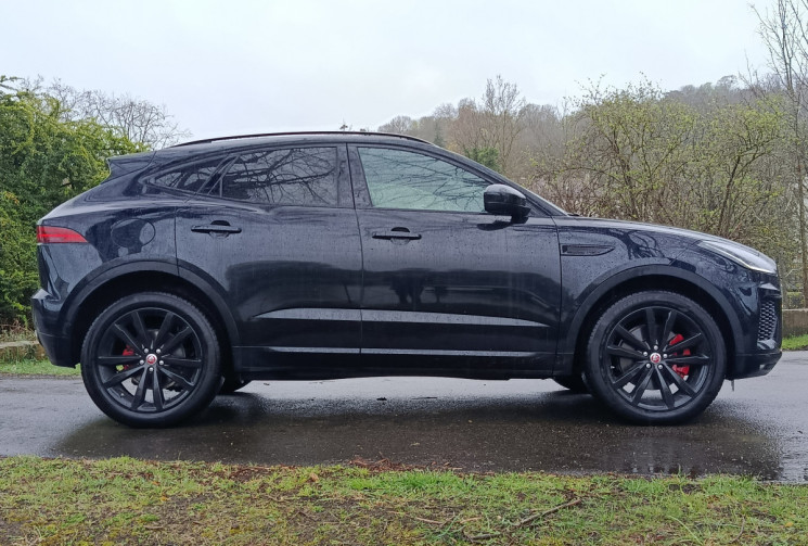 Jaguar E-Pace 2.0D R-DYNAMIC HSE 240 / TOIT PANORAMIQUE / GARANTIE MAI 2026