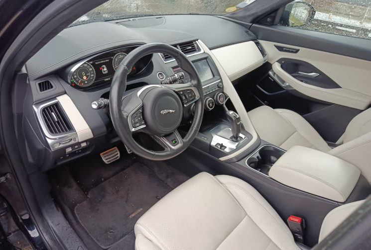 Jaguar E-Pace 2.0D R-DYNAMIC HSE 240 / TOIT PANORAMIQUE / GARANTIE MAI 2026