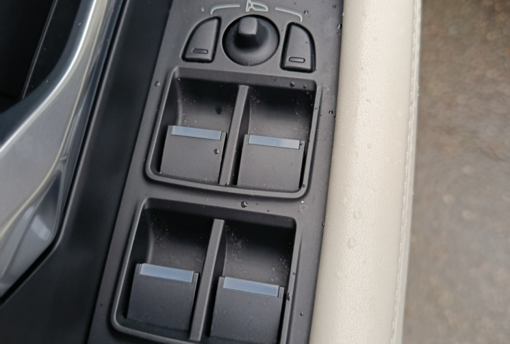 Jaguar E-Pace 2.0D R-DYNAMIC HSE 240 / TOIT PANORAMIQUE / GARANTIE MAI 2026