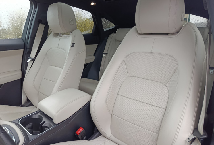 Jaguar E-Pace 2.0D R-DYNAMIC HSE 240 / TOIT PANORAMIQUE / GARANTIE MAI 2026