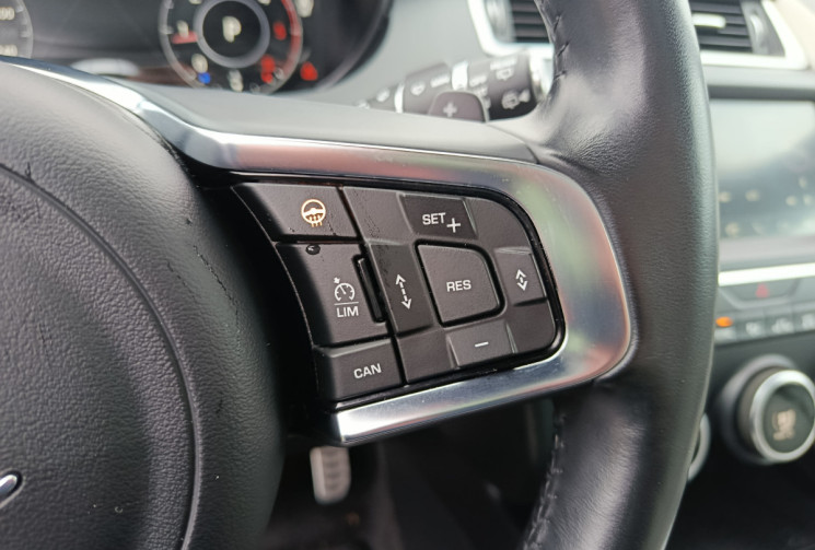 Jaguar E-Pace 2.0D R-DYNAMIC HSE 240 / TOIT PANORAMIQUE / GARANTIE MAI 2026