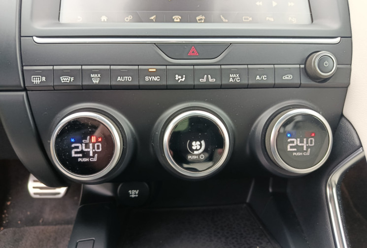 Jaguar E-Pace 2.0D R-DYNAMIC HSE 240 / TOIT PANORAMIQUE / GARANTIE MAI 2026