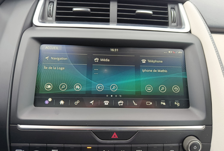 Jaguar E-Pace 2.0D R-DYNAMIC HSE 240 / TOIT PANORAMIQUE / GARANTIE MAI 2026