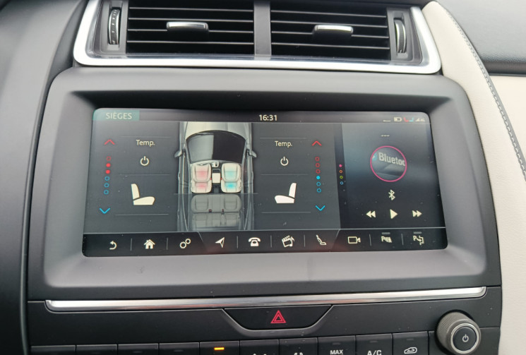 Jaguar E-Pace 2.0D R-DYNAMIC HSE 240 / TOIT PANORAMIQUE / GARANTIE MAI 2026