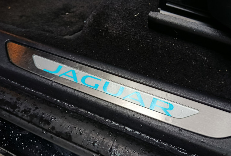 Jaguar E-Pace 2.0D R-DYNAMIC HSE 240 / TOIT PANORAMIQUE / GARANTIE MAI 2026