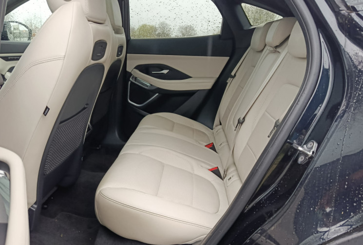 Jaguar E-Pace 2.0D R-DYNAMIC HSE 240 / TOIT PANORAMIQUE / GARANTIE MAI 2026