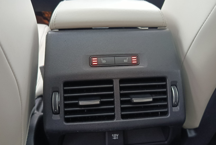 Jaguar E-Pace 2.0D R-DYNAMIC HSE 240 / TOIT PANORAMIQUE / GARANTIE MAI 2026