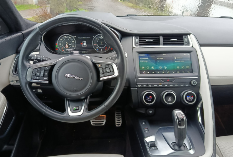 Jaguar E-Pace 2.0D R-DYNAMIC HSE 240 / TOIT PANORAMIQUE / GARANTIE MAI 2026