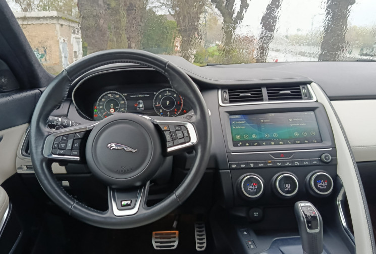 Jaguar E-Pace 2.0D R-DYNAMIC HSE 240 / TOIT PANORAMIQUE / GARANTIE MAI 2026