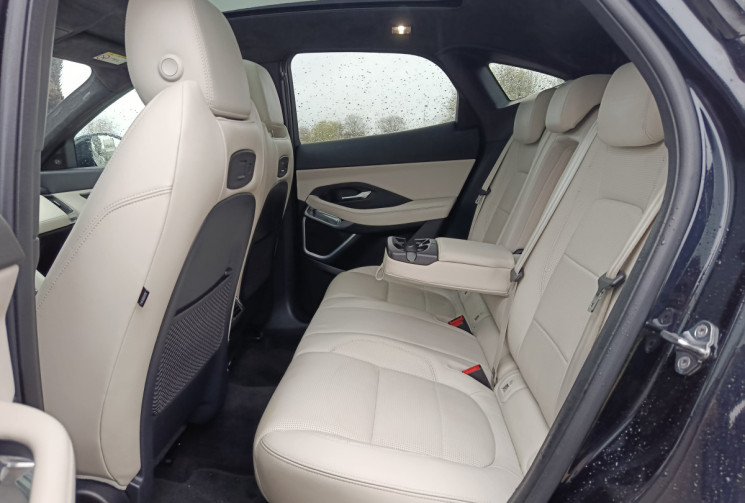 Jaguar E-Pace 2.0D R-DYNAMIC HSE 240 / TOIT PANORAMIQUE / GARANTIE MAI 2026