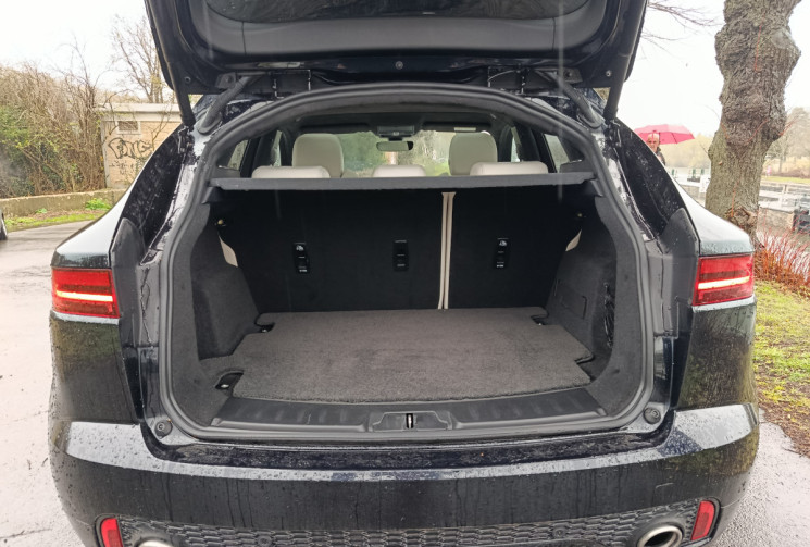 Jaguar E-Pace 2.0D R-DYNAMIC HSE 240 / TOIT PANORAMIQUE / GARANTIE MAI 2026