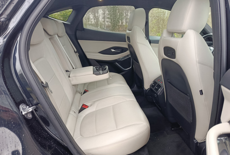 Jaguar E-Pace 2.0D R-DYNAMIC HSE 240 / TOIT PANORAMIQUE / GARANTIE MAI 2026