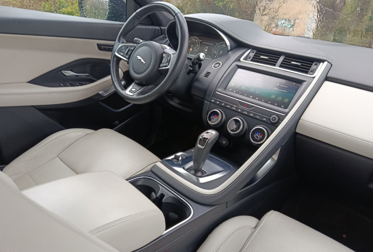 Jaguar E-Pace 2.0D R-DYNAMIC HSE 240 / TOIT PANORAMIQUE / GARANTIE MAI 2026