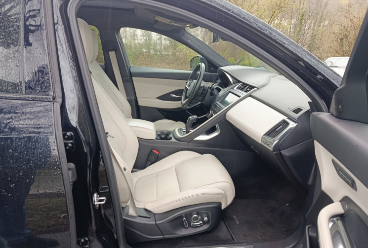 Jaguar E-Pace 2.0D R-DYNAMIC HSE 240 / TOIT PANORAMIQUE / GARANTIE MAI 2026