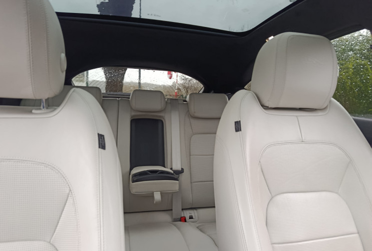 Jaguar E-Pace 2.0D R-DYNAMIC HSE 240 / TOIT PANORAMIQUE / GARANTIE MAI 2026
