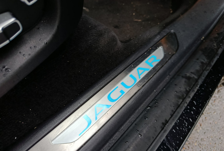 Jaguar E-Pace 2.0D R-DYNAMIC HSE 240 / TOIT PANORAMIQUE / GARANTIE MAI 2026