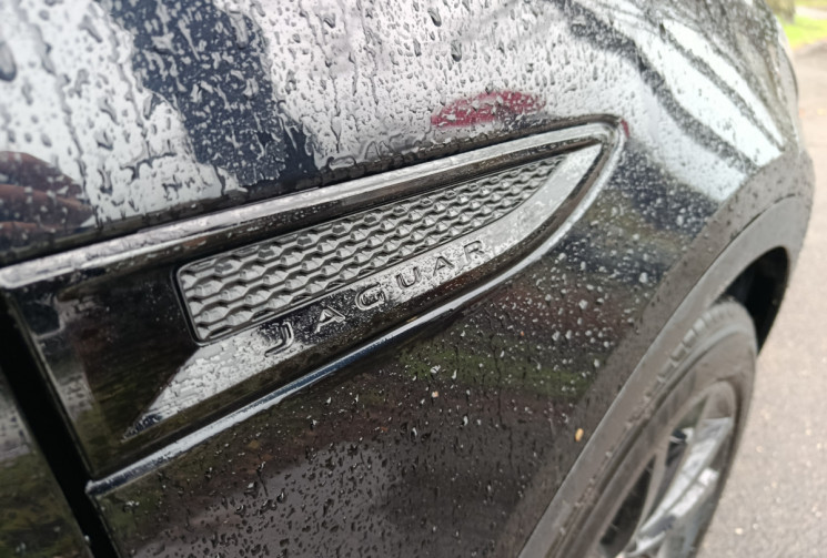 Jaguar E-Pace 2.0D R-DYNAMIC HSE 240 / TOIT PANORAMIQUE / GARANTIE MAI 2026