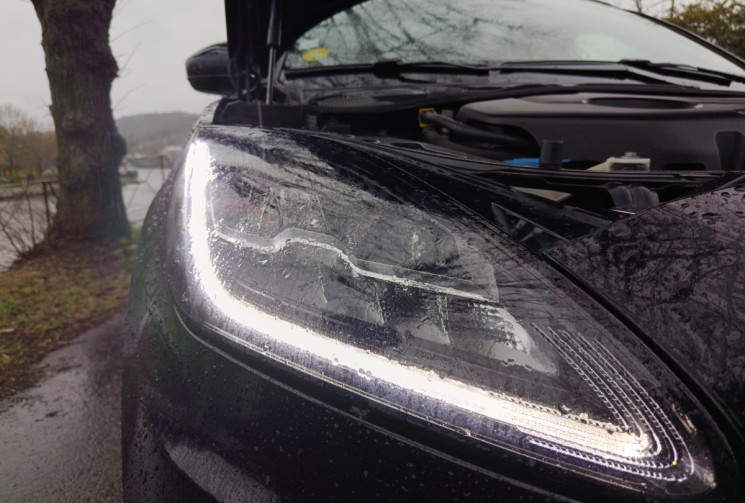 Jaguar E-Pace 2.0D R-DYNAMIC HSE 240 / TOIT PANORAMIQUE / GARANTIE MAI 2026